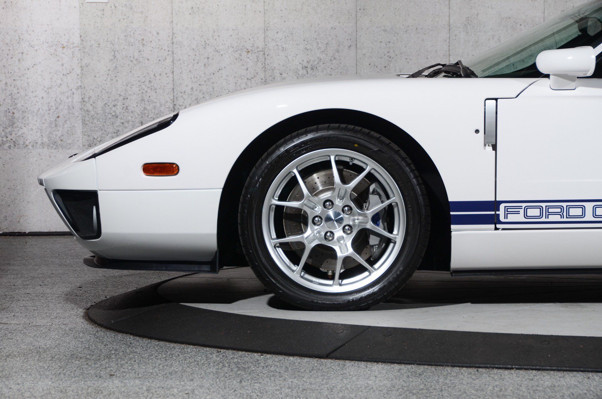 Used 2006 Ford GT RWD image 36