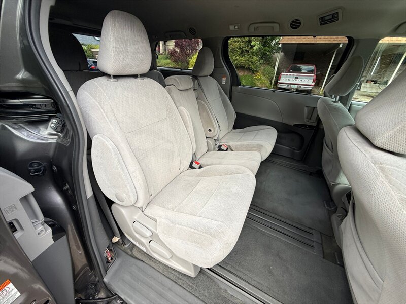 Used 2016 Toyota Sienna LE FWD image 11