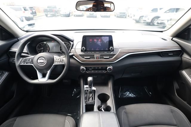 Used 2025 Nissan Altima 2.5 SV FWD image 13