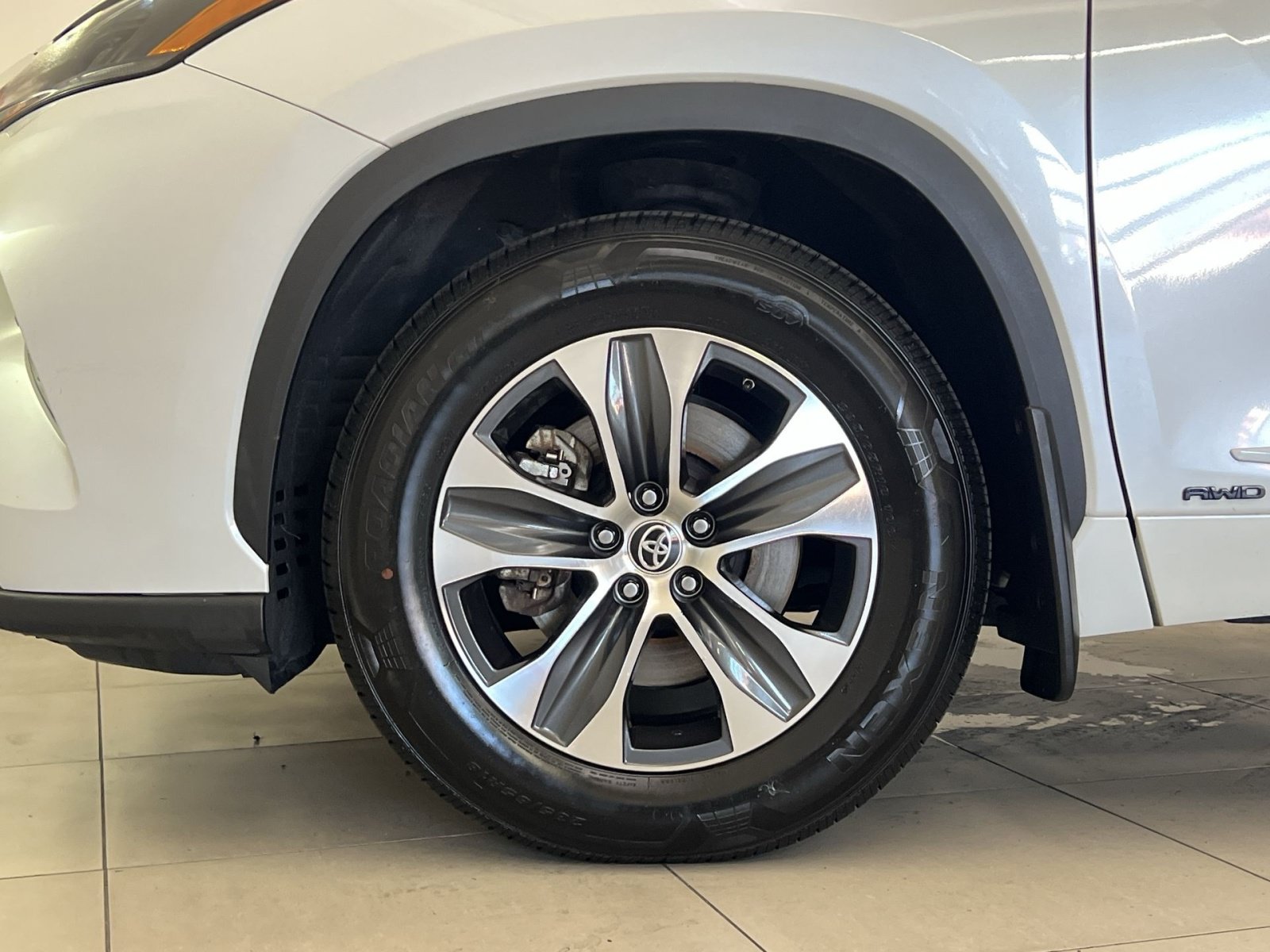 Used 2022 Toyota Highlander XLE AWD/4WD image 11