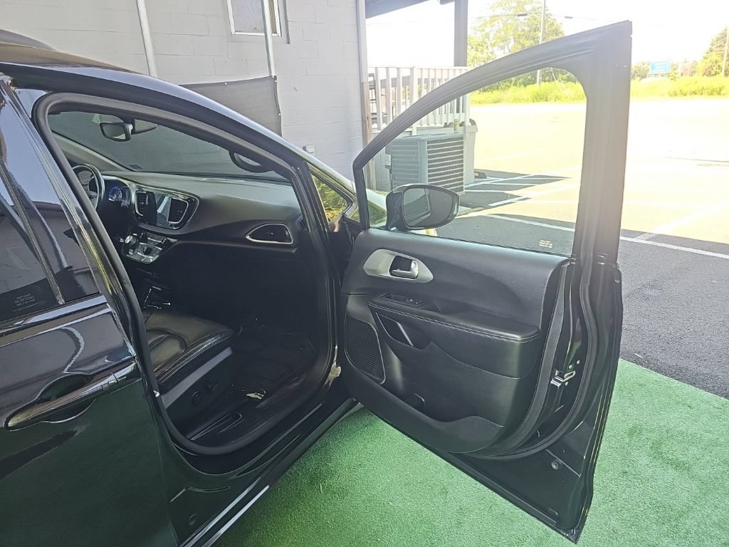 Used 2018 Chrysler Pacifica Touring-L w/ Premium Audio Group FWD image 35