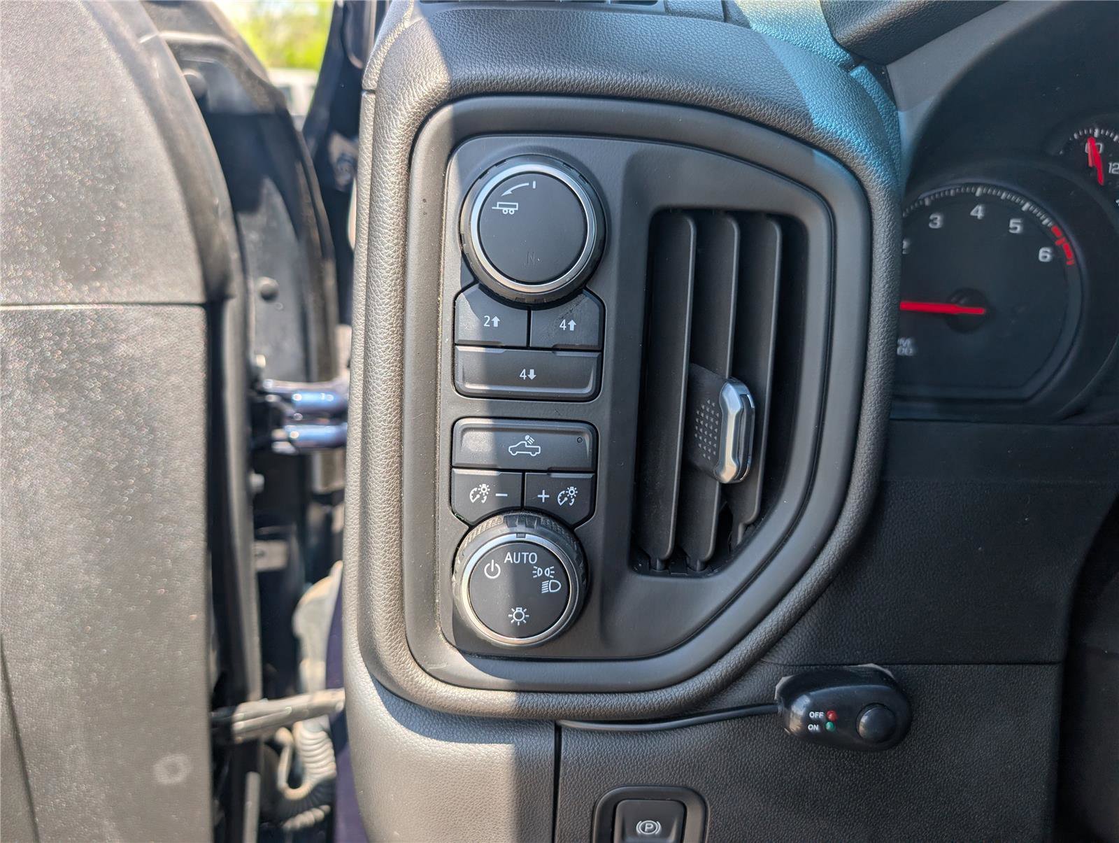 Used 2022 Chevrolet Silverado 2500 Custom w/ Custom Convenience Package AWD/4WD image 18