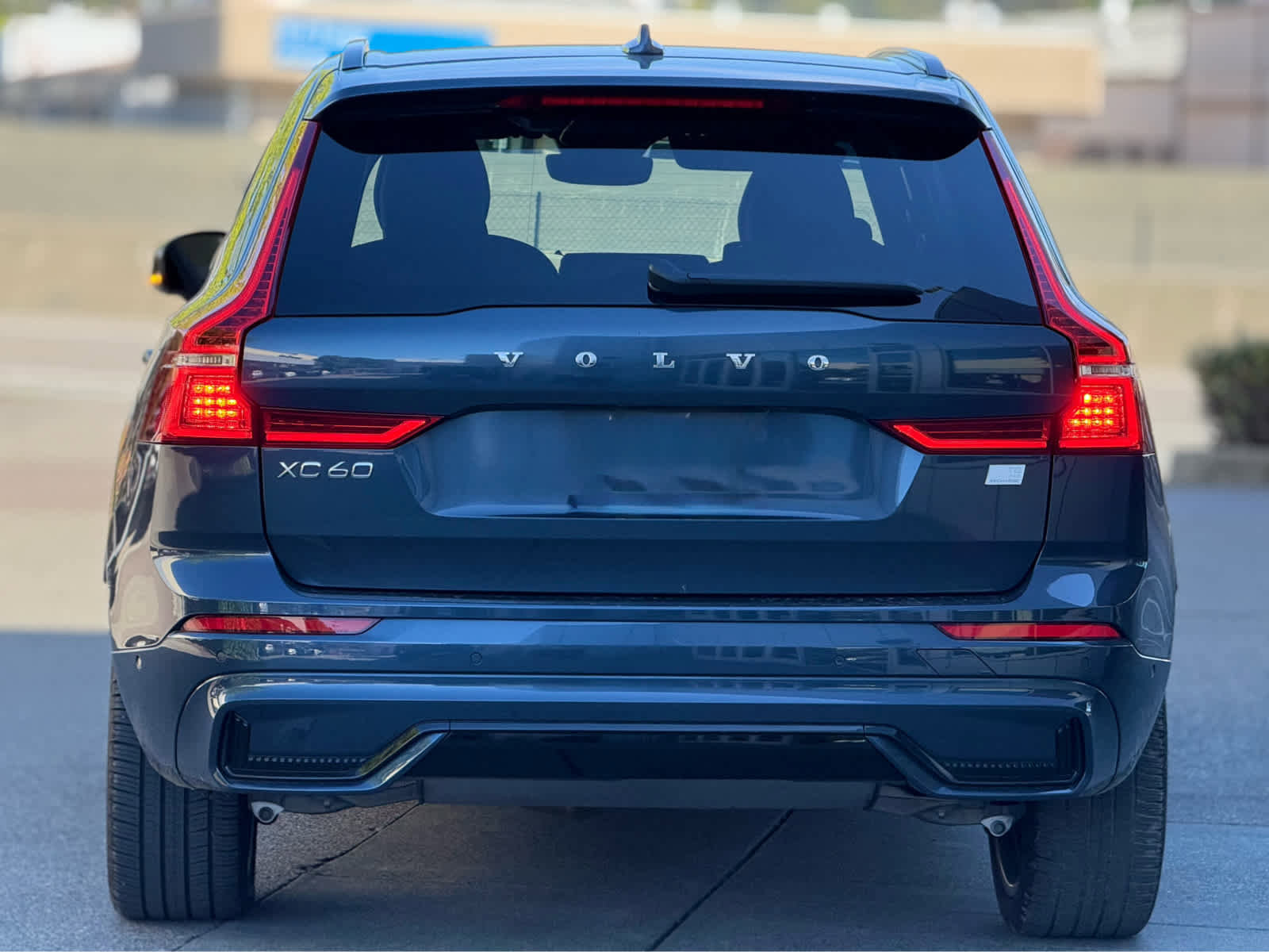 Used 2023 Volvo XC60 T8 Ultimate w/ Climate Package image 3