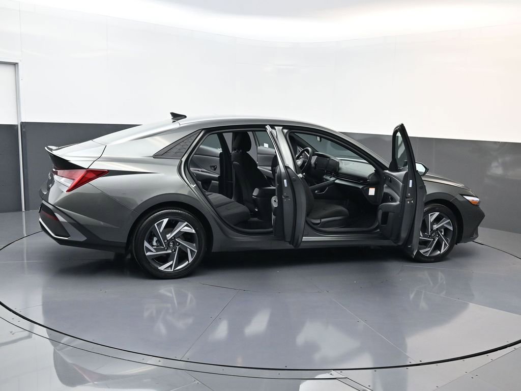 Certified 2025 Hyundai Elantra SEL image 21