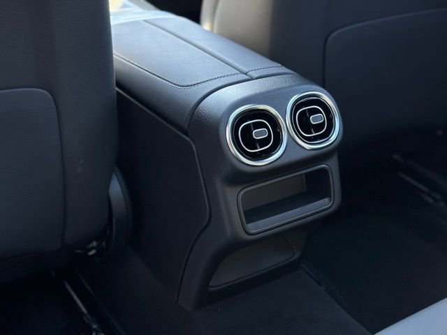 Used 2025 Mercedes-Benz GLC 300 4MATIC image 40