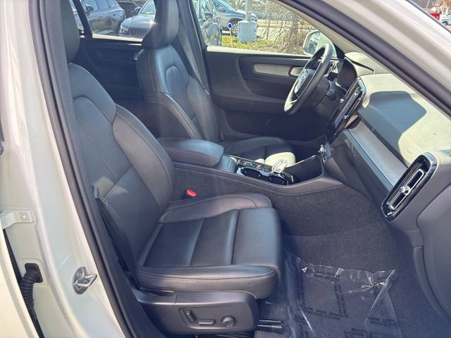 Used 2025 Volvo XC40 B5 Plus AWD/4WD image 16