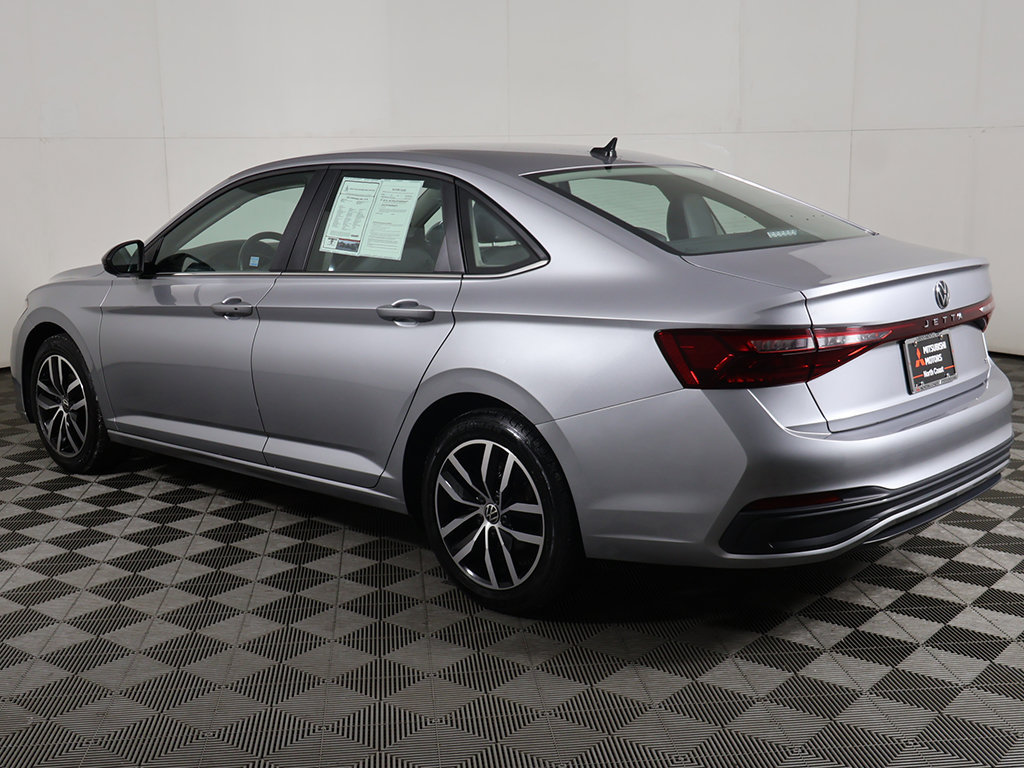 Used 2025 Volkswagen Jetta SE FWD image 12