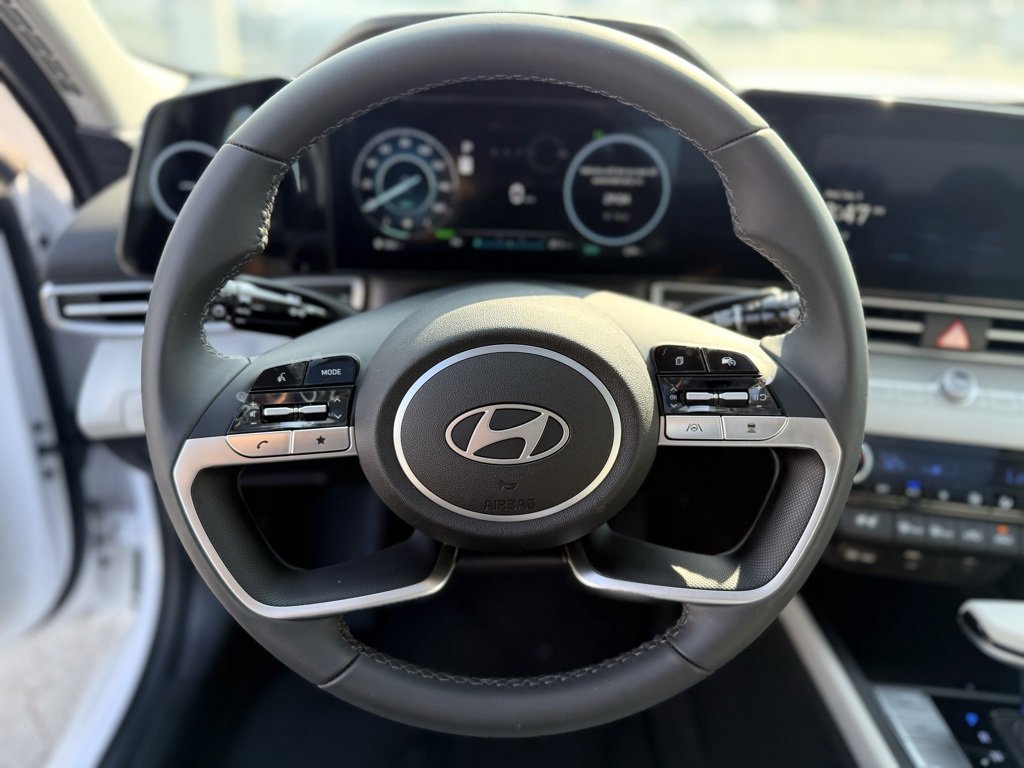 New 2025 Hyundai Elantra Limited image 25