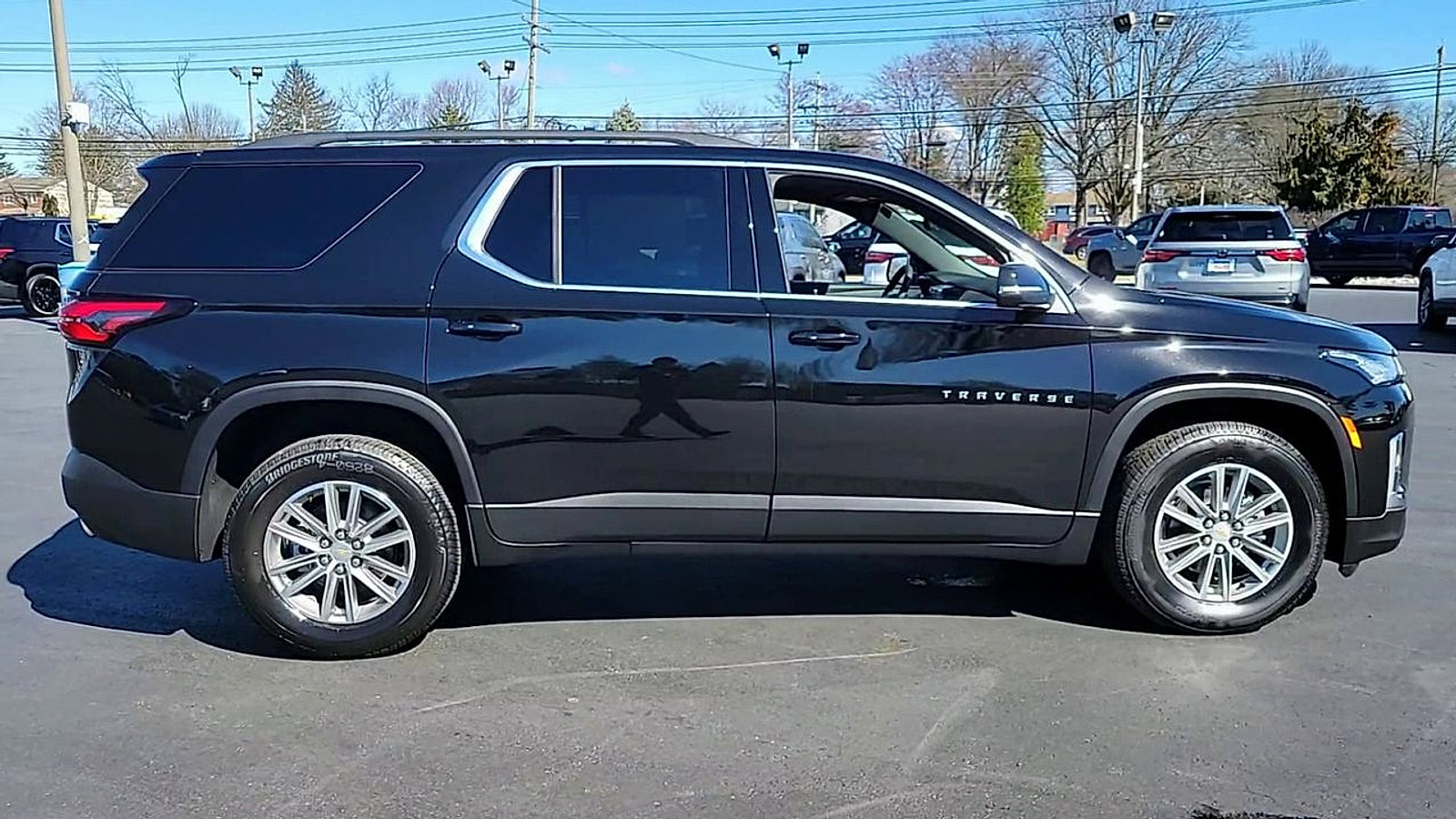 Used 2023 Chevrolet Traverse LT image 9
