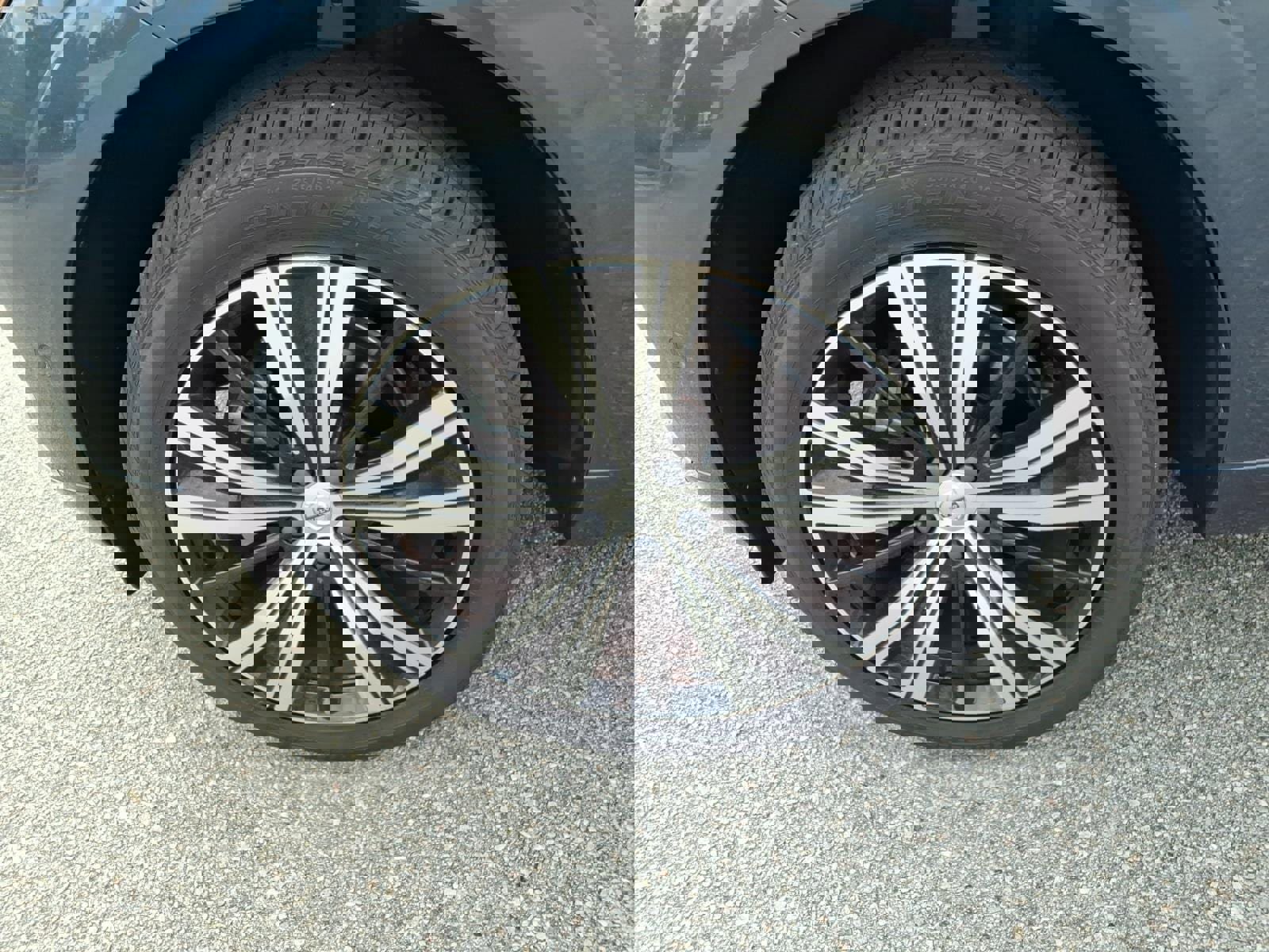 Used 2023 Volvo XC60 B5 Plus image 11