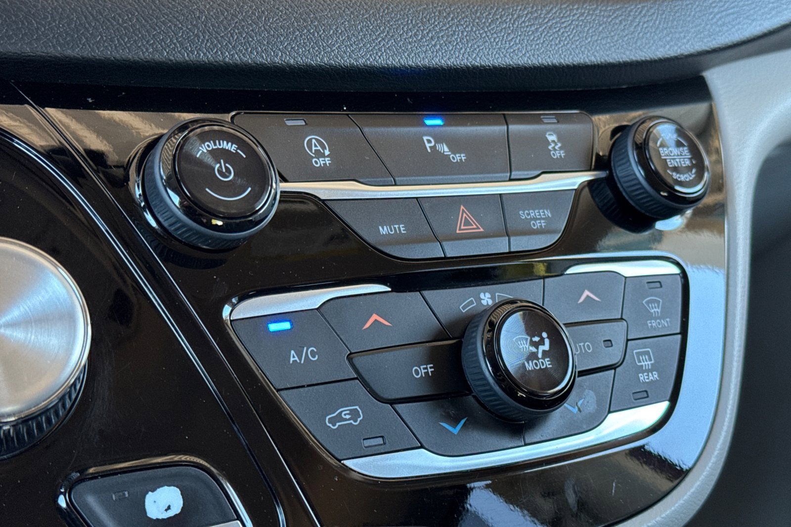 Used 2020 Chrysler Pacifica Touring-L w/ Tire & Wheel Group image 20