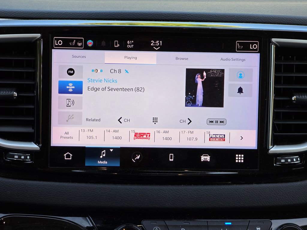 Used 2023 Chrysler Pacifica Touring-L image 7