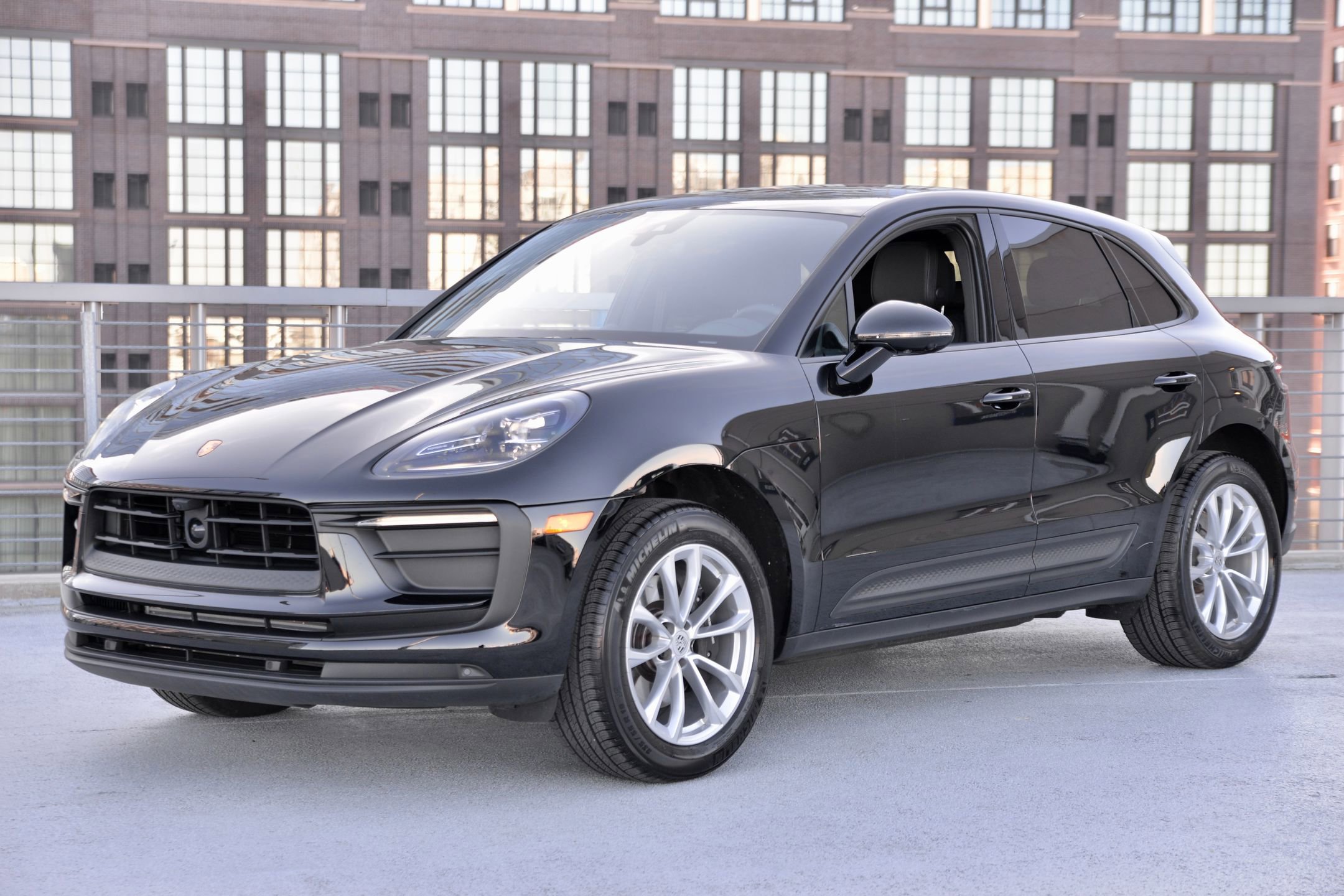 Certified 2025 Porsche Macan image 1