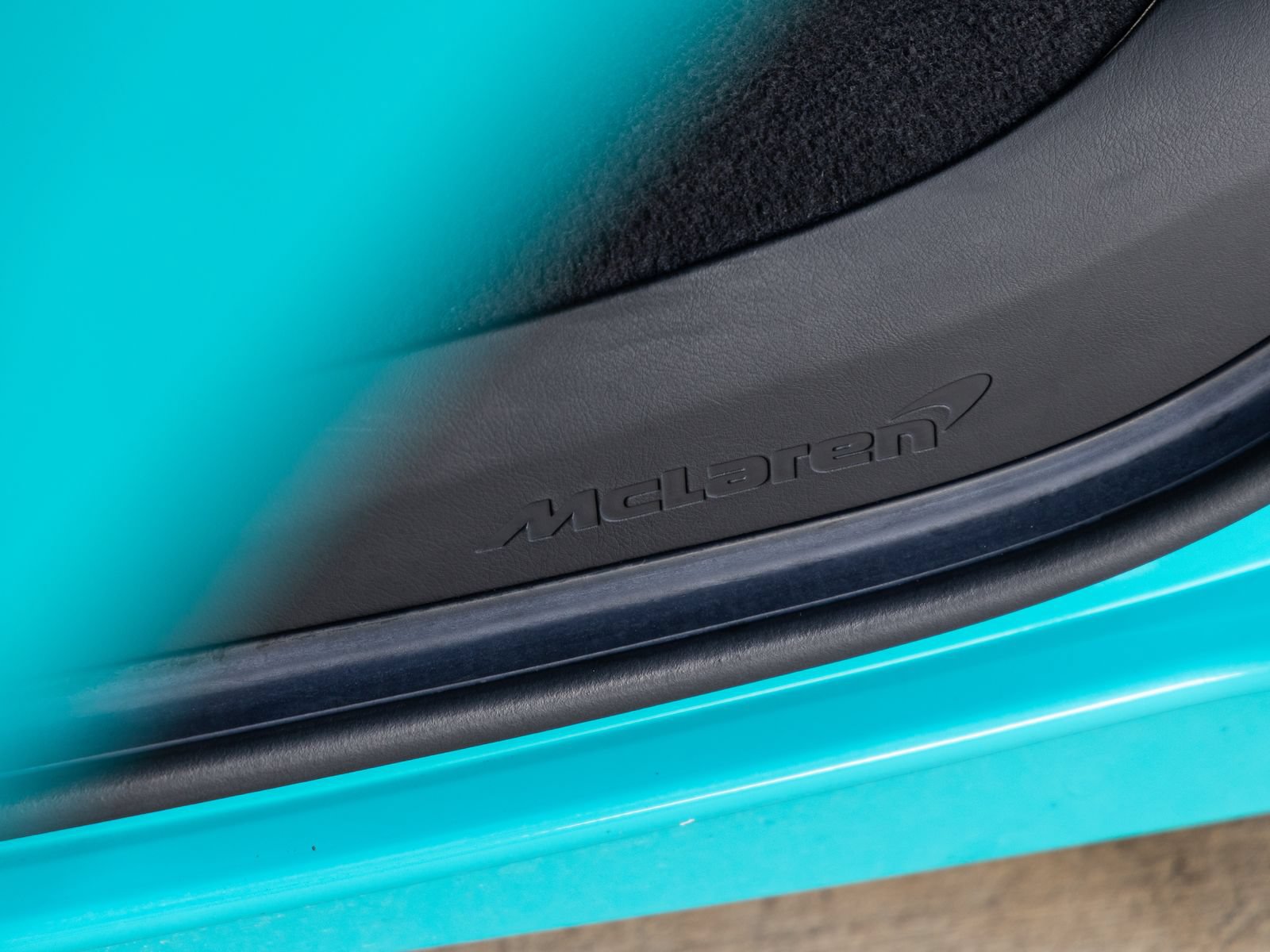 Used 2025 McLaren Artura Spider RWD image 27