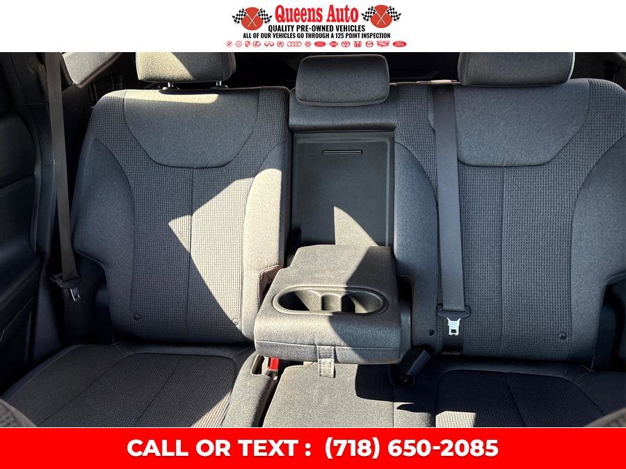 Used 2020 Hyundai Santa Fe SE image 15