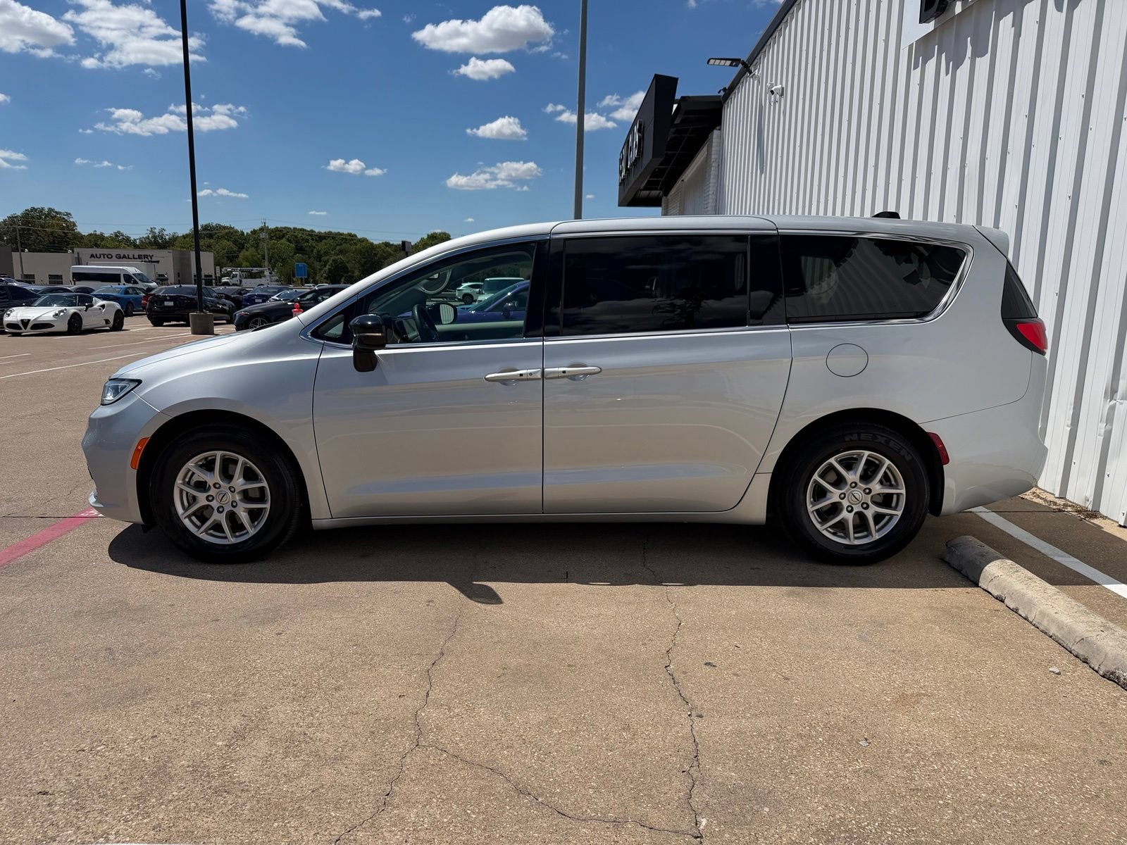 Used 2024 Chrysler Pacifica Touring-L FWD image 3