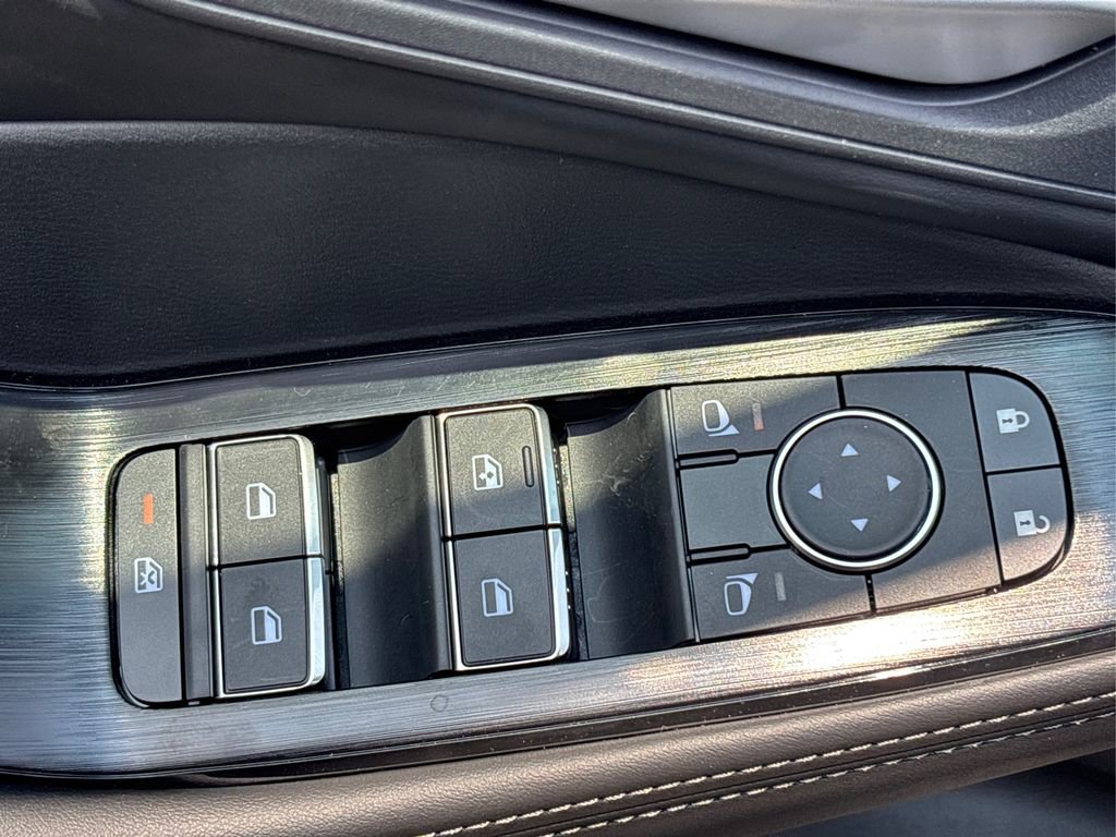 Used 2025 Nissan Rogue SL AWD/4WD image 38