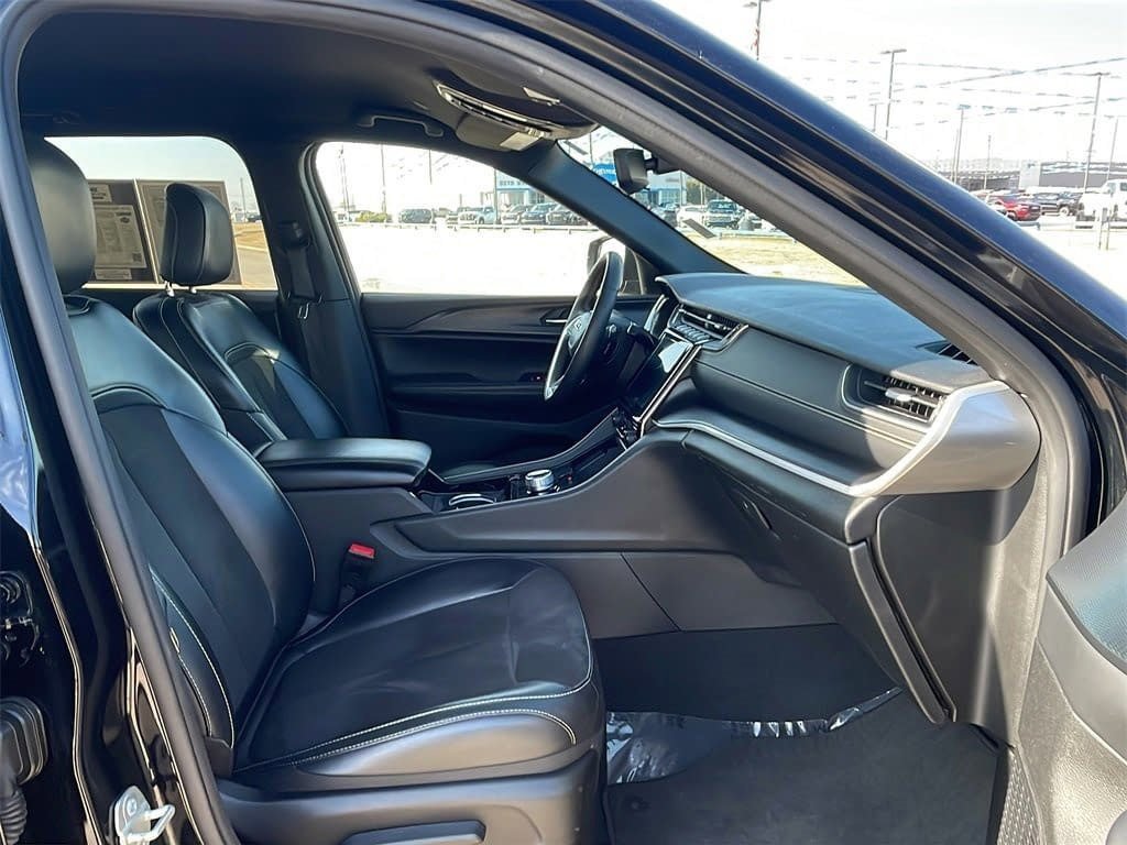 Used 2023 Jeep Grand Cherokee Altitude image 14