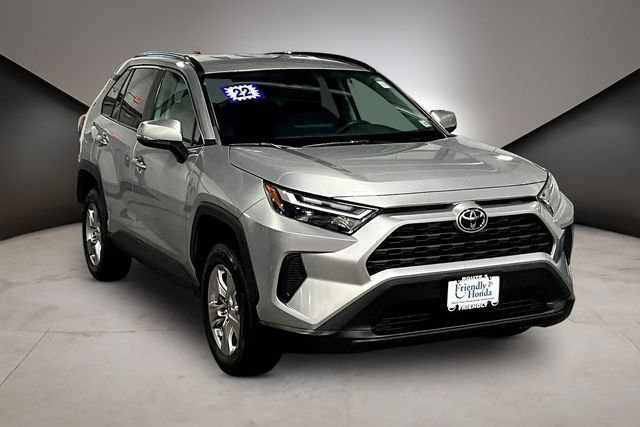 Used 2022 Toyota RAV4 XLE AWD/4WD image 3