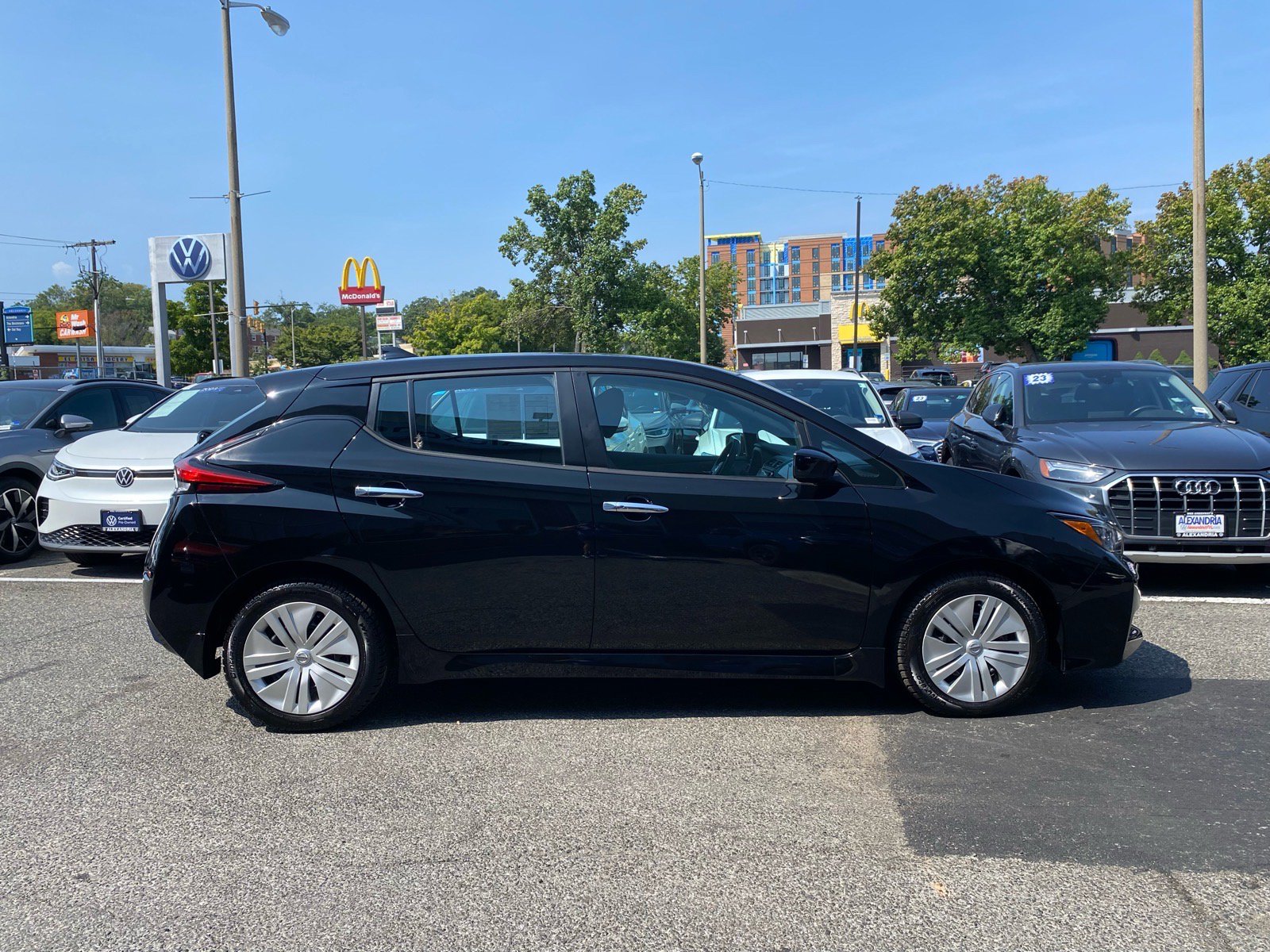 Used 2022 Nissan Leaf S FWD image 2