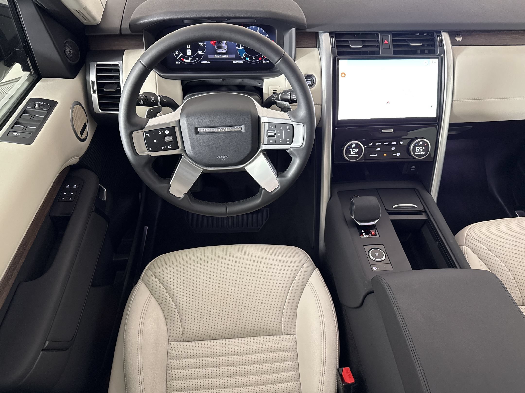 Used 2025 Land Rover Discovery S AWD/4WD image 17