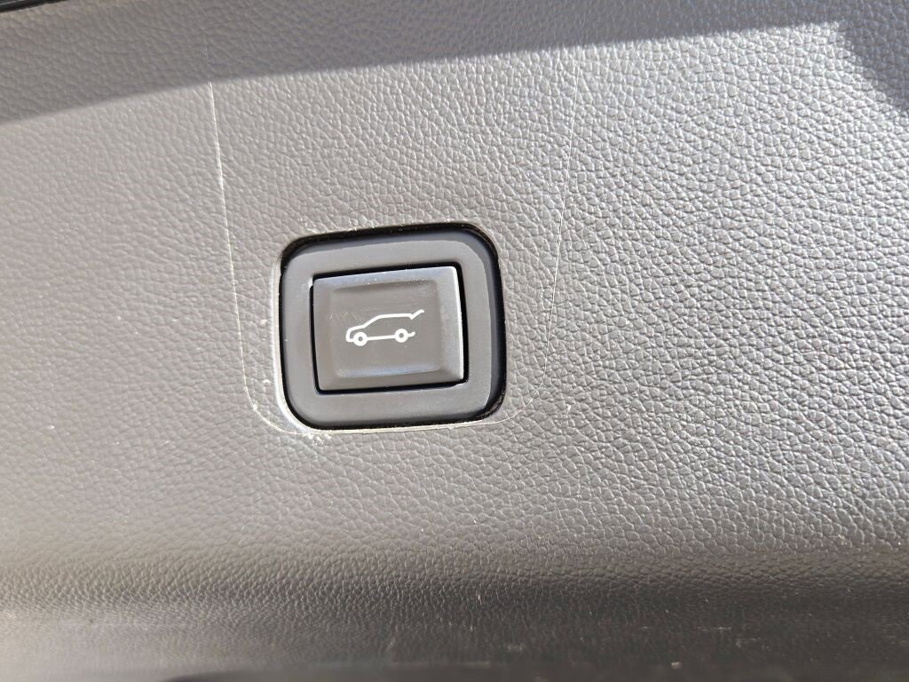 Used 2020 Chevrolet Traverse Premier w/ LPO, Floor Liner Package image 18