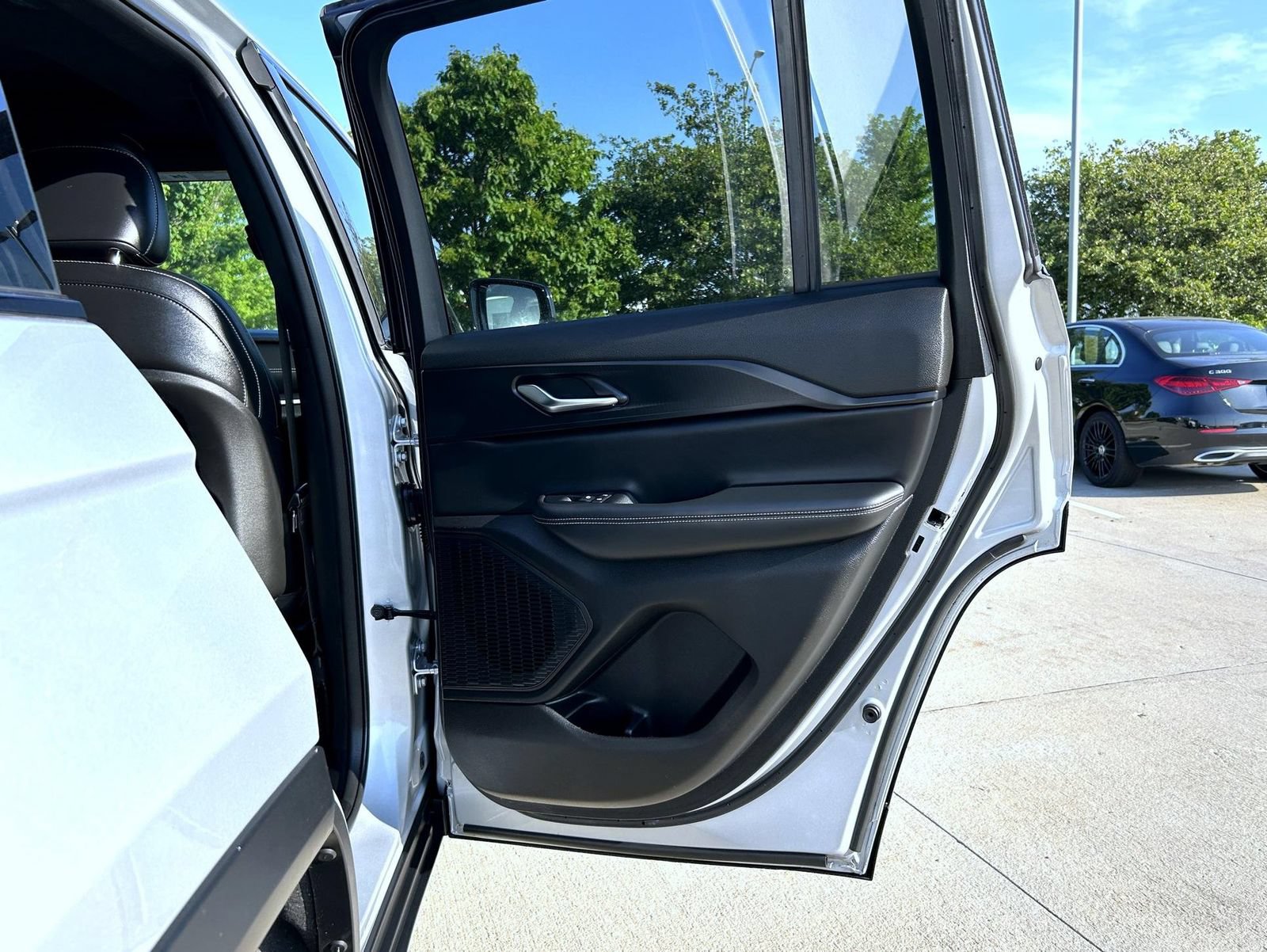 Used 2023 Jeep Grand Cherokee Altitude AWD/4WD image 17