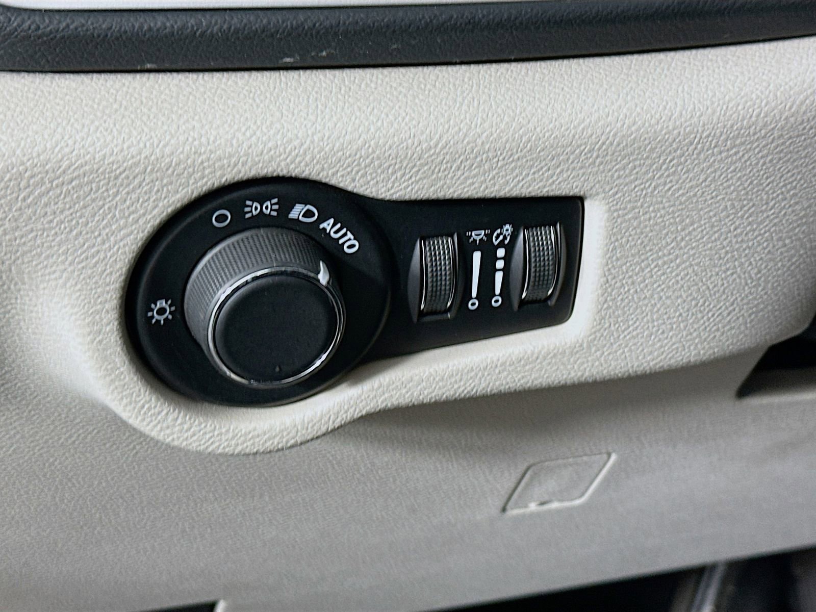 Used 2023 Chrysler Voyager LX image 11