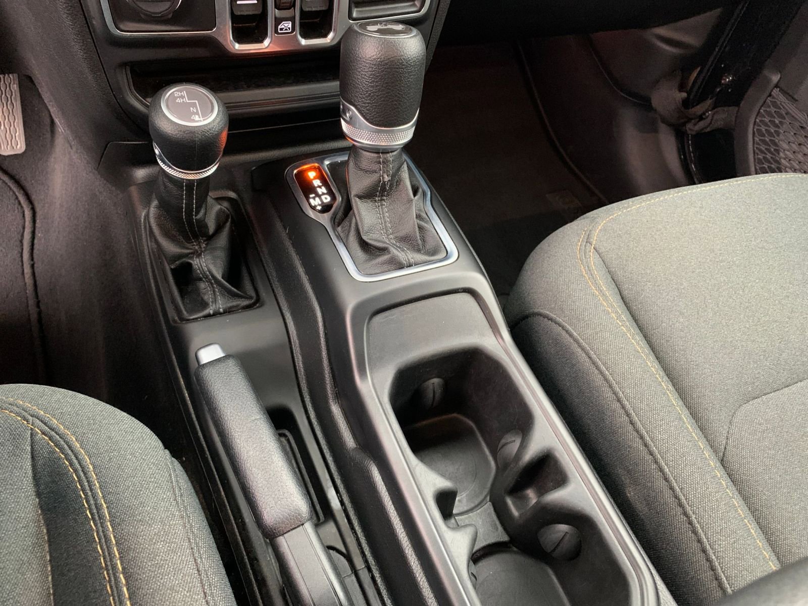 Used 2025 Jeep Wrangler Sahara image 40