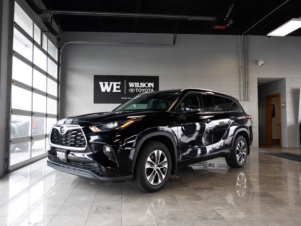 Used 2022 Toyota Highlander XLE AWD/4WD image 2
