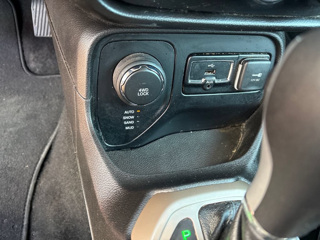 Used 2017 Jeep Renegade Latitude AWD/4WD image 34