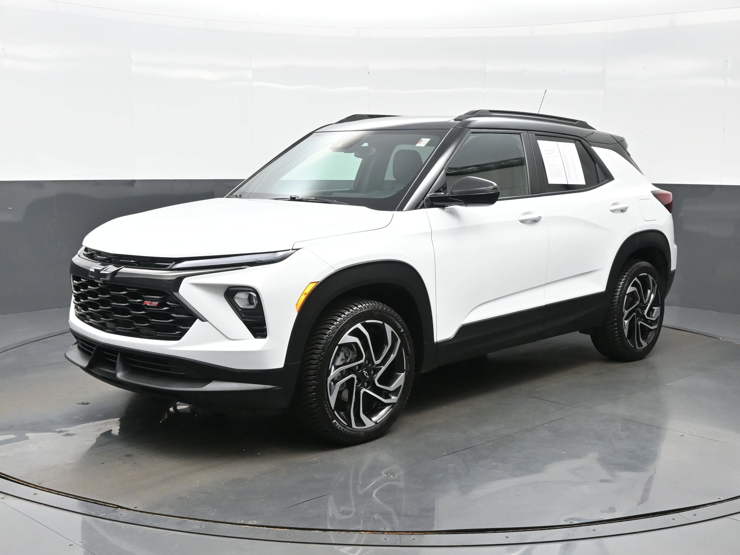 Used 2024 Chevrolet TrailBlazer RS w/ Convenience Package AWD/4WD image 2