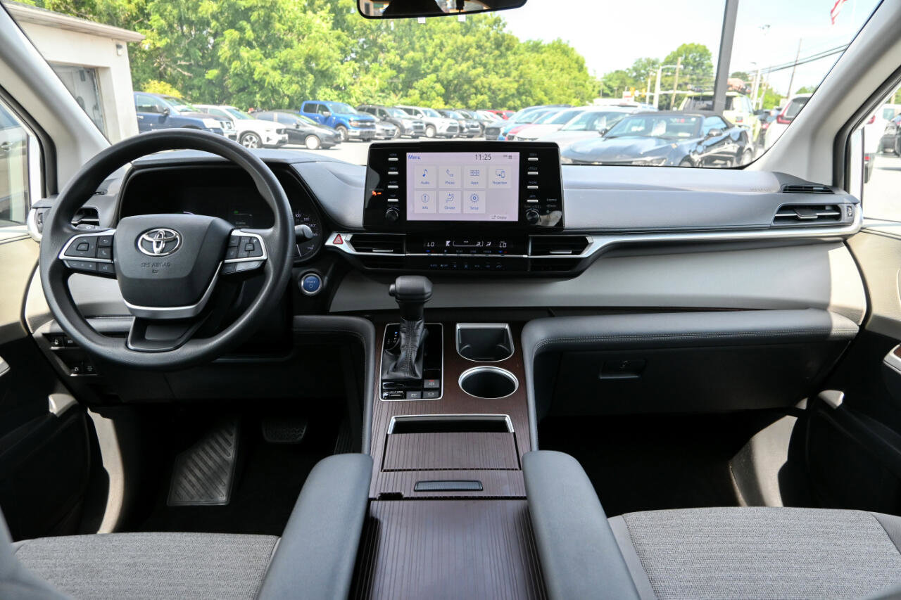 Used 2021 Toyota Sienna LE image 2