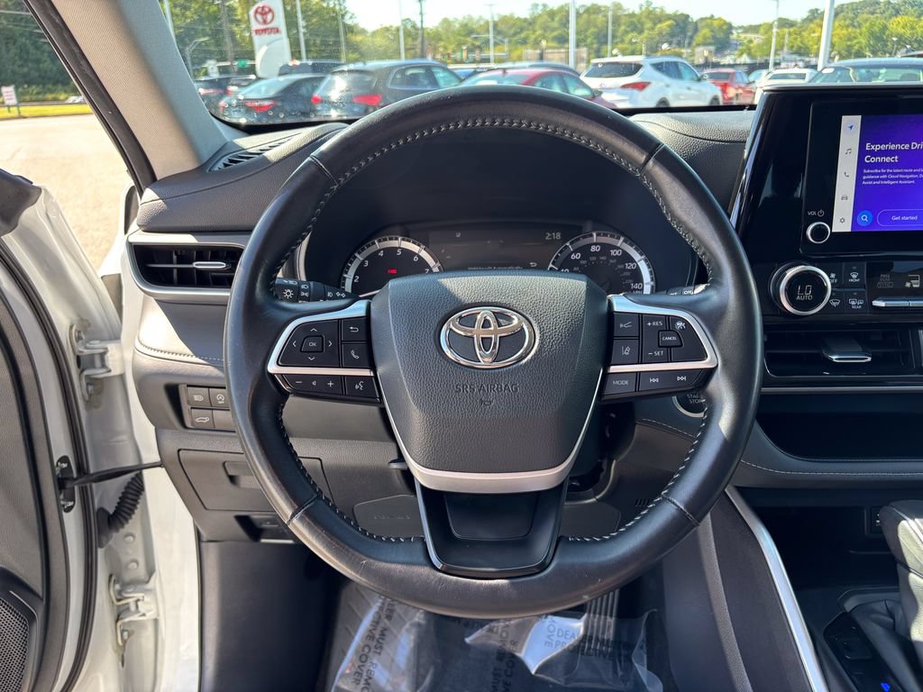 Used 2025 Toyota Highlander LE FWD image 25