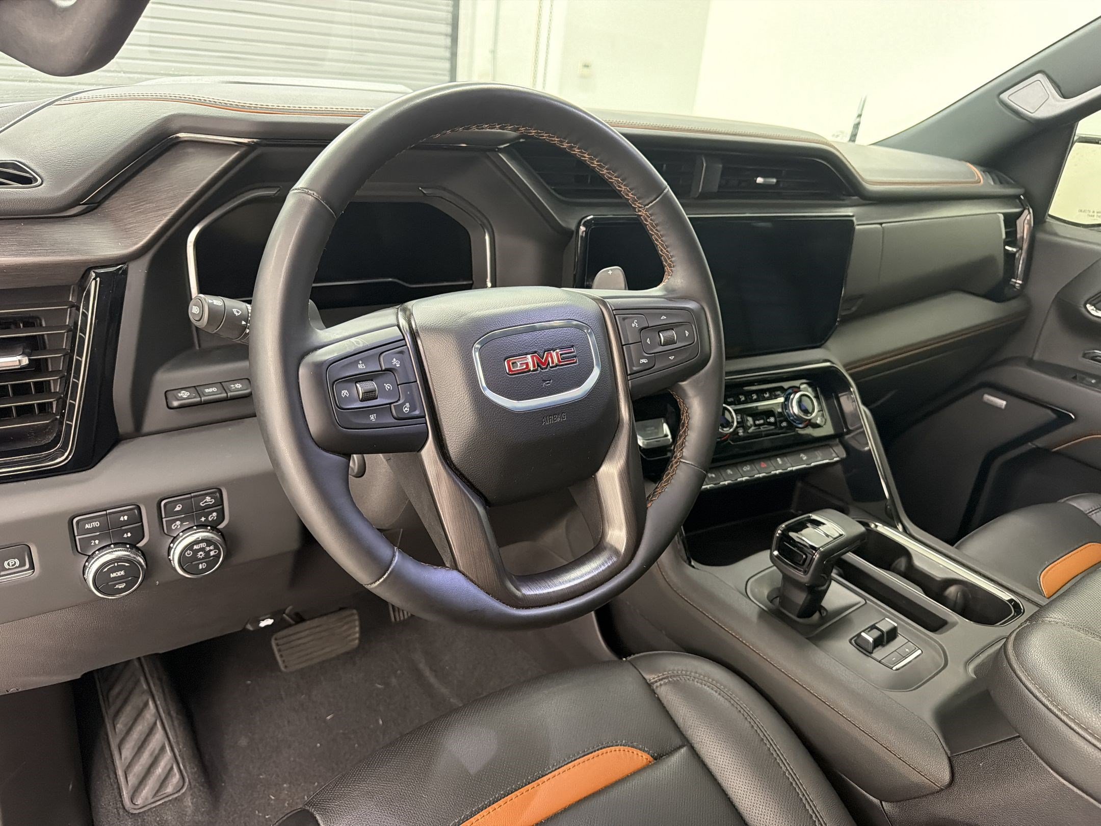 Used 2024 GMC Sierra 1500 AT4 w/ Technology Package AWD/4WD image 4
