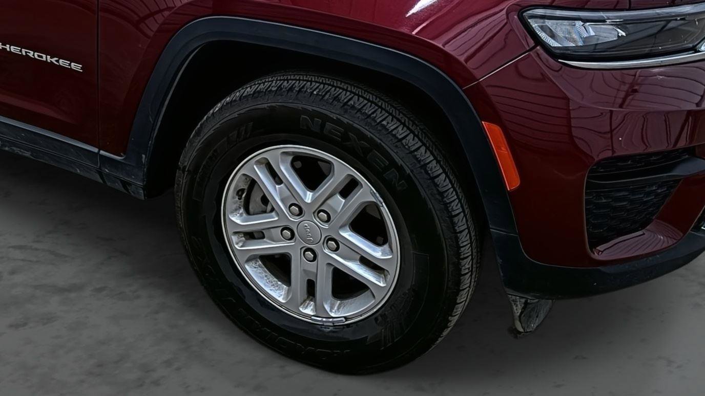 Used 2024 Jeep Grand Cherokee Laredo image 14