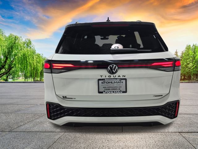 Certified 2025 Volkswagen Tiguan SE R-Line image 5