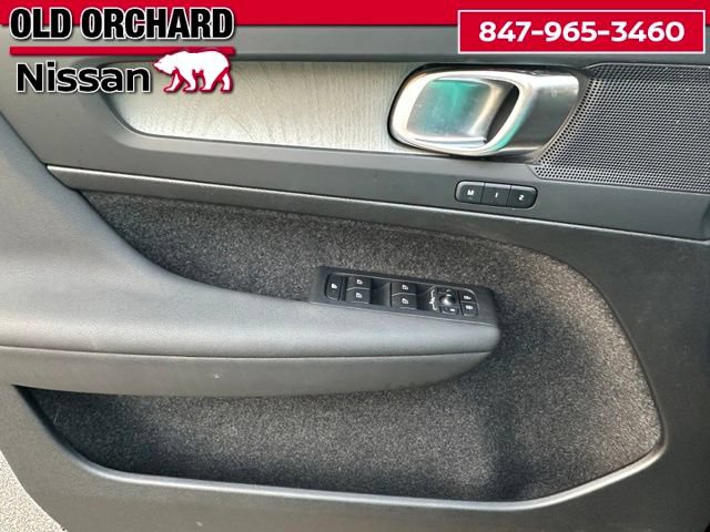 Used 2025 Volvo XC40 B5 Plus AWD/4WD image 9
