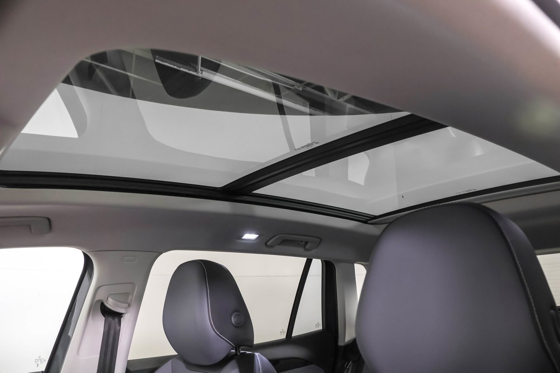 Used 2025 Volkswagen Tiguan SE w/ Panoramic Sunroof Package image 33