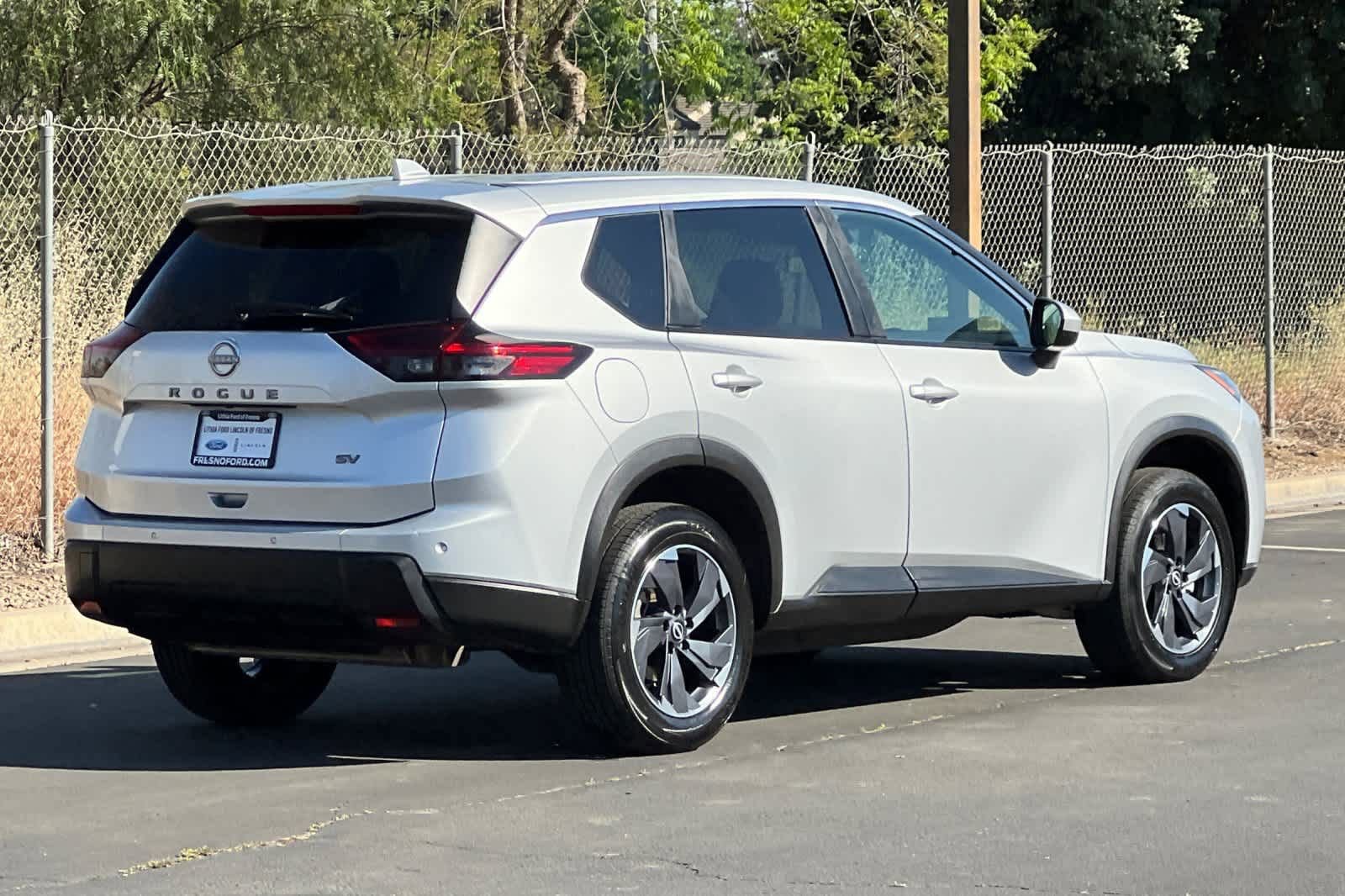 Used 2024 Nissan Rogue SV image 2