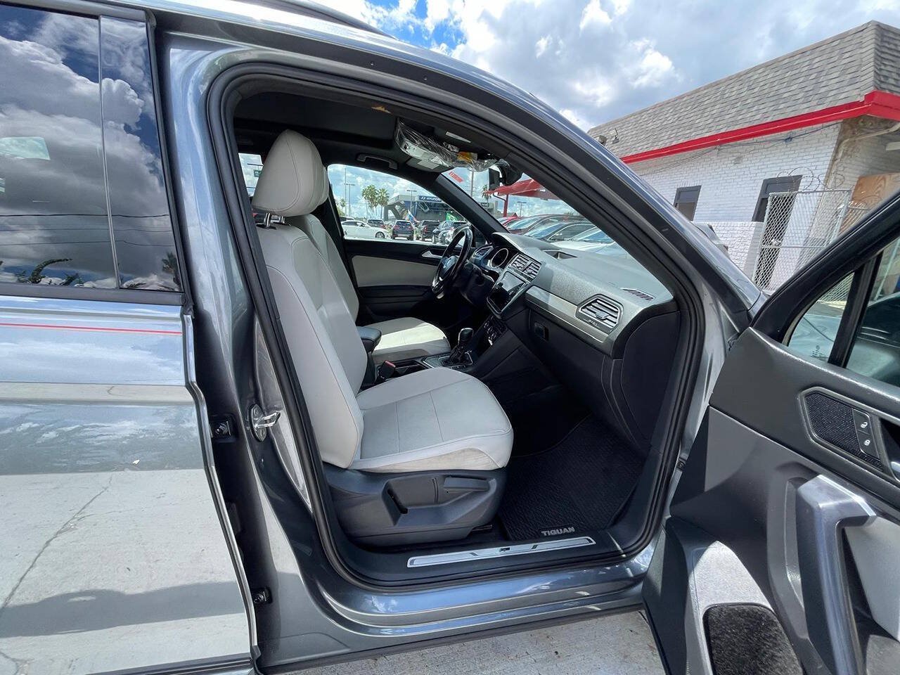 Used 2021 Volkswagen Tiguan SE R-Line FWD image 16