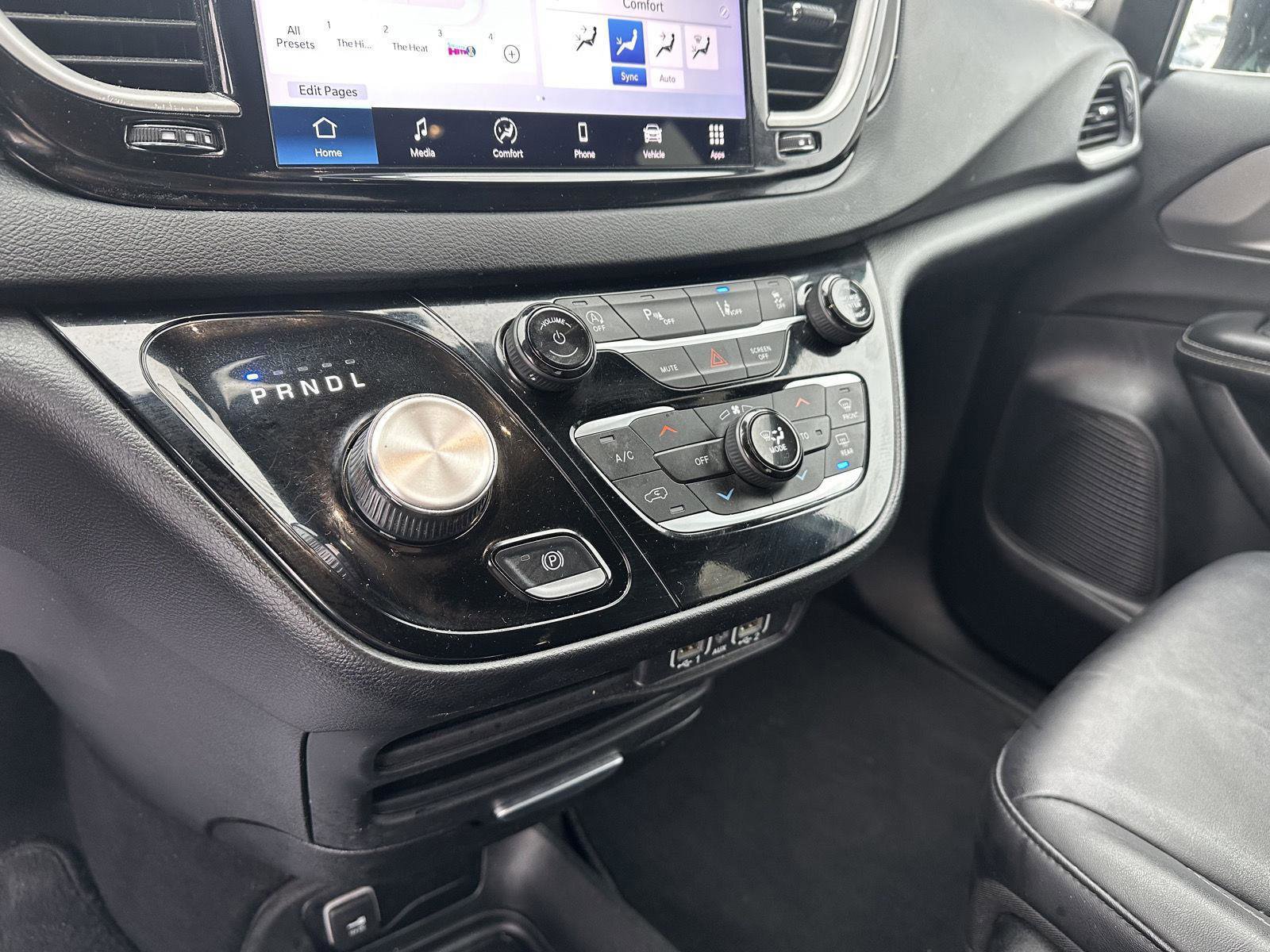 Used 2025 Chrysler Pacifica Select image 29