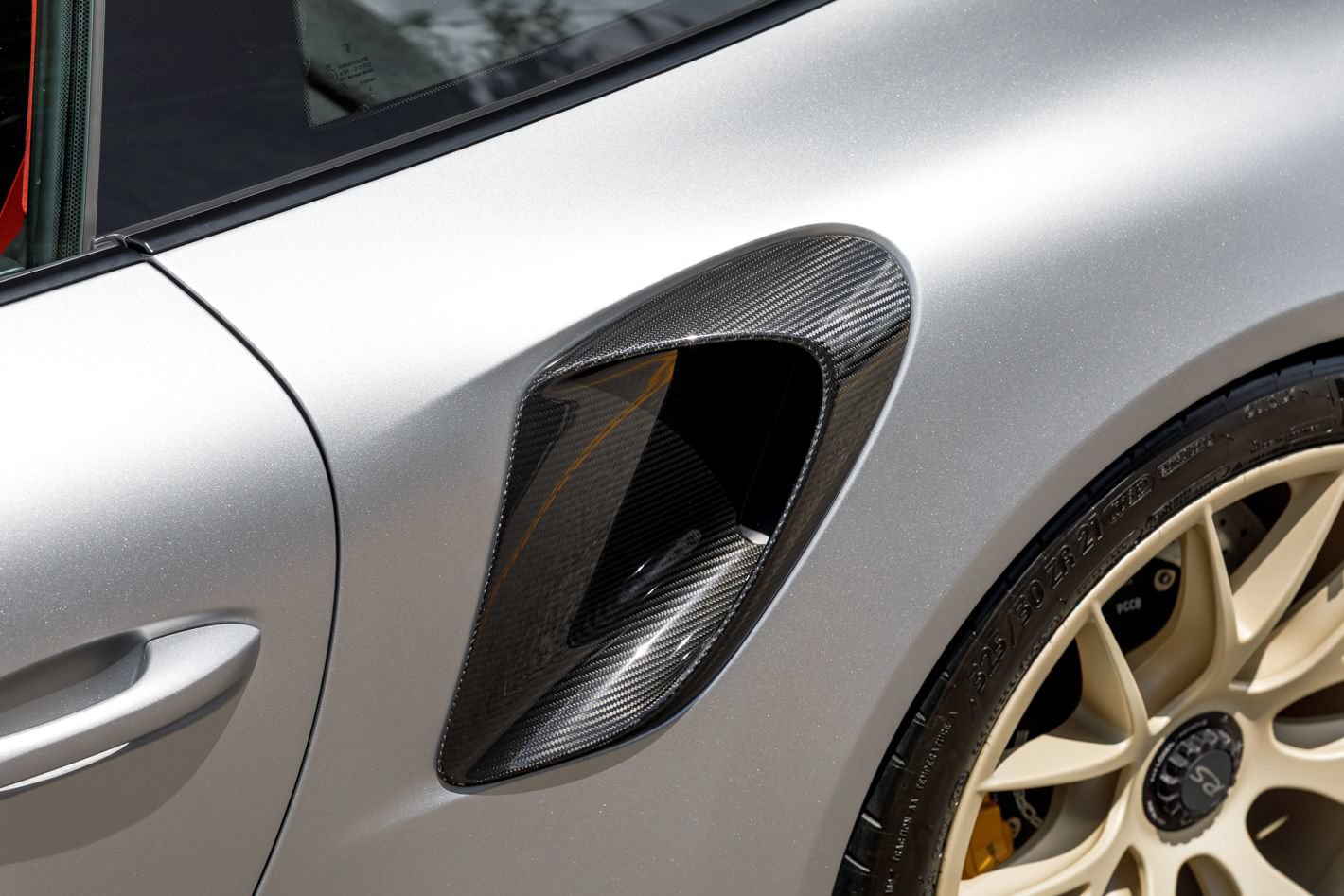 Used 2018 Porsche 911 GT2 RS w/ Weissach Package RWD image 33