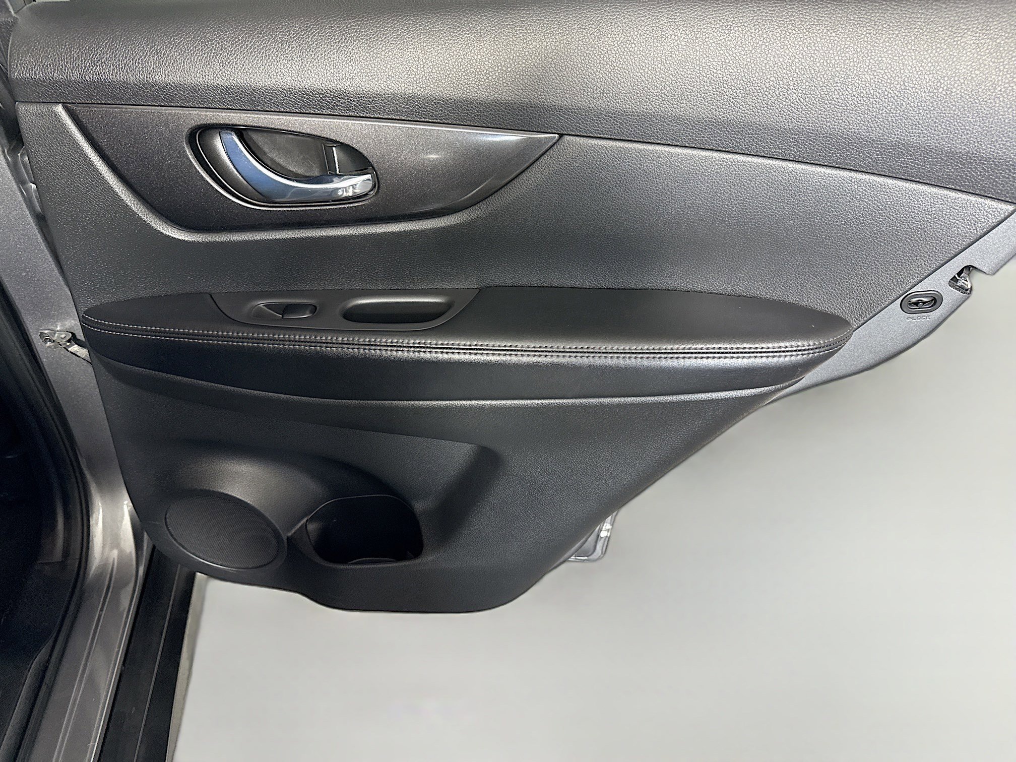 Used 2018 Nissan Rogue SV w/ Sun & Sound Touring Package image 28