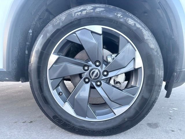 Used 2024 Nissan Rogue SV image 30