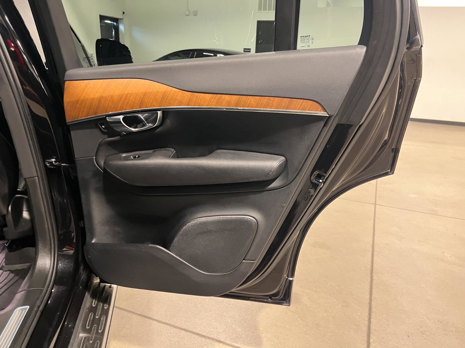 Used 2021 Volvo XC90 T6 Momentum image 36