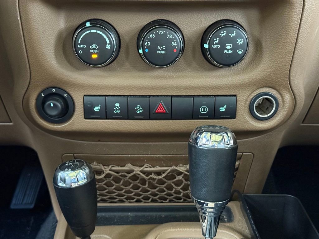 Used 2011 Jeep Wrangler Unlimited Sahara w/ Connectivity Group AWD/4WD image 12