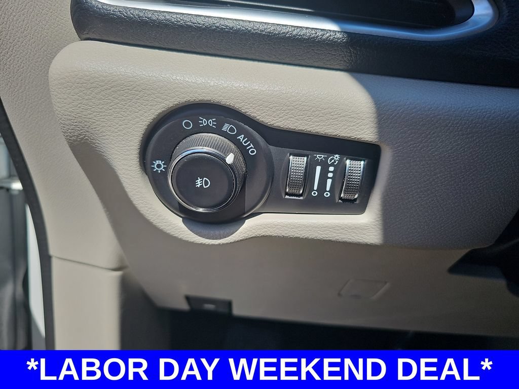 Used 2023 Chrysler Pacifica Limited FWD image 28