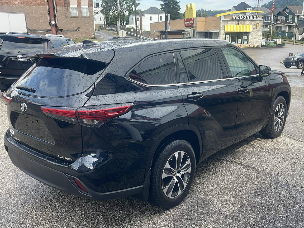 Used 2022 Toyota Highlander XLE AWD/4WD image 4