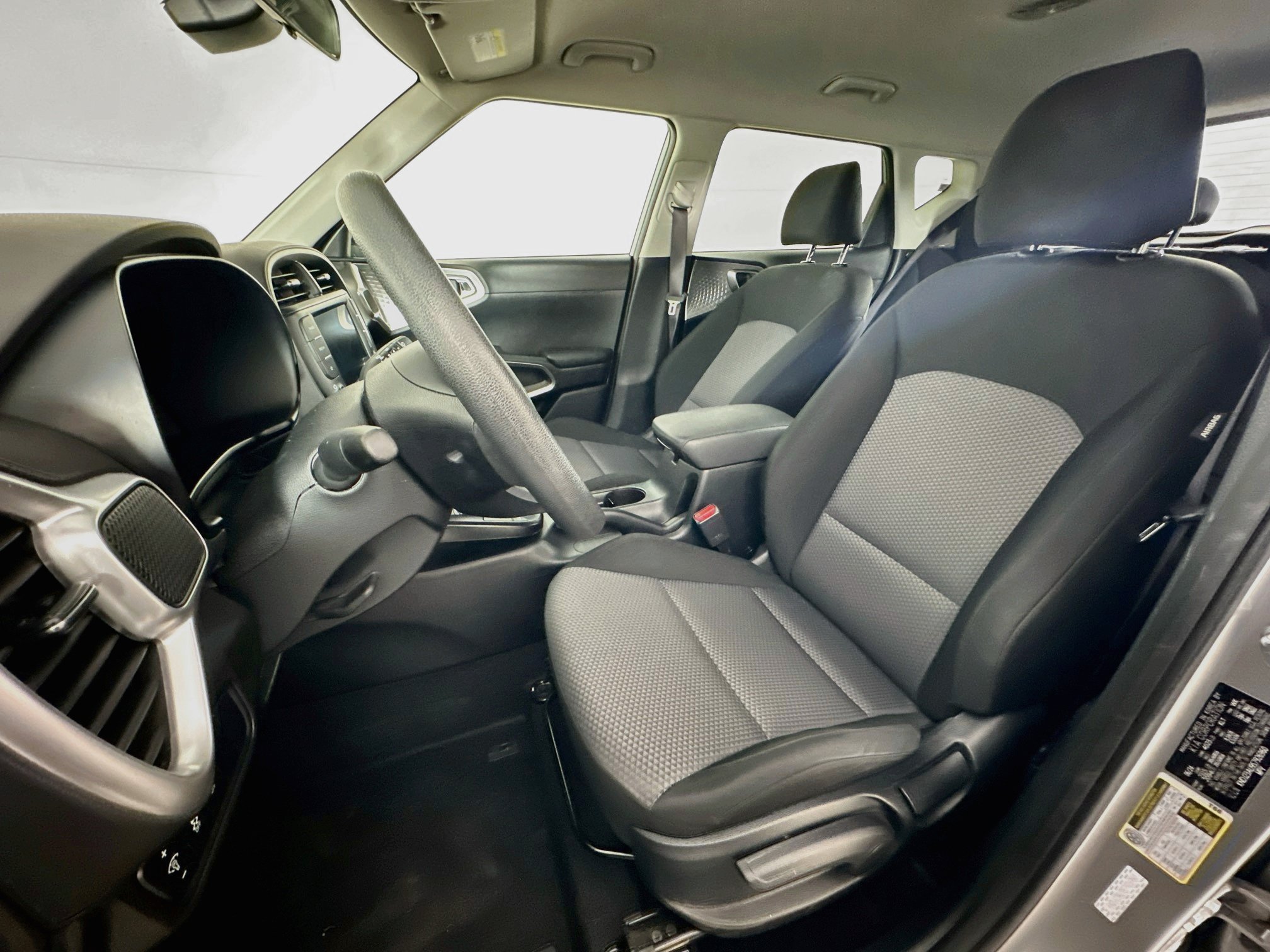 Used 2025 Kia Soul LX w/ LX Technology Package FWD image 13